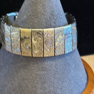 Beautiful silver tone embossed floral metal mesh back link bracelet